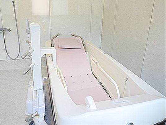 バリアフリー設計の浴槽