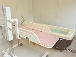 特殊浴槽と介助機器
