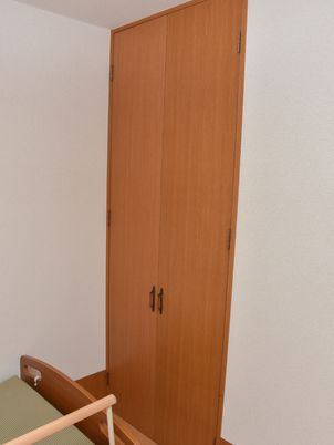 シンプルな木製クローゼット