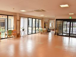 明るい空間の中庭ビュー