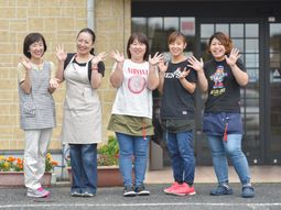 スタッフが笑顔で挨拶