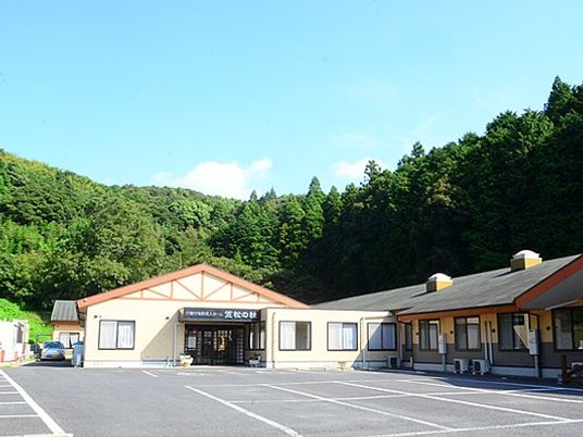 建物外観と駐車場  