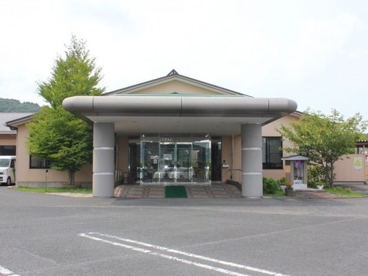 施設の正面玄関外観  
