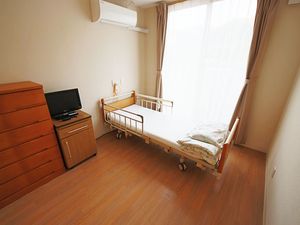 明るい個室の居室  