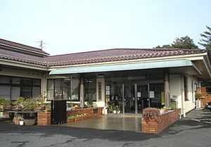 広々とした出入口の建物外観  