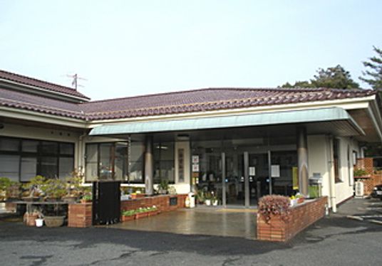 広々とした出入口の建物外観  