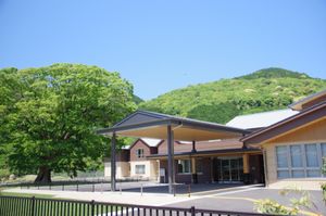 緑に囲まれた外観