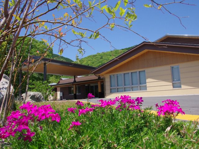 花に囲まれた外観 外観 美しい花々に囲まれた建物は、自然豊かな環境にあります。四季折々の景色を楽しめます。