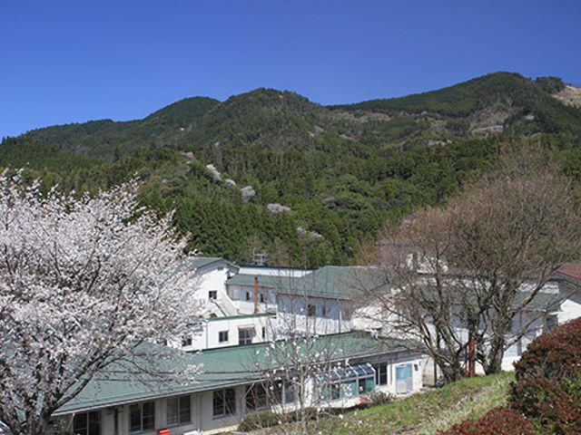 山間の施設外観 外観 四季を通じて美しい自然に囲まれた施設です。穏やかな環境で働けます。