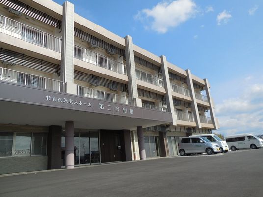 建物外観と駐車場  