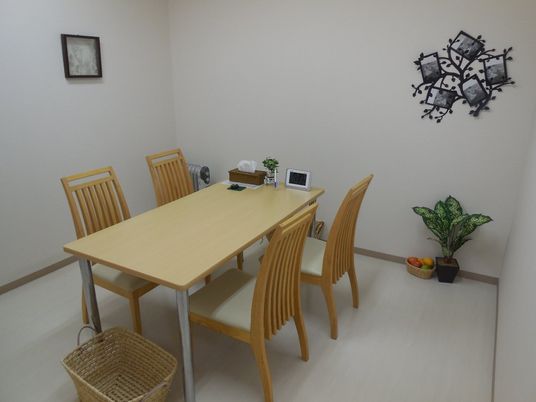 4人用テーブルの部屋  