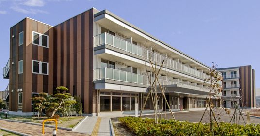 大きな建物の外観