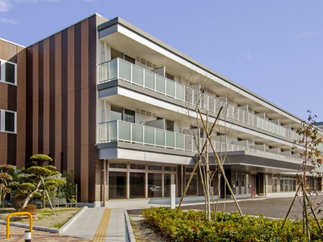 大きな建物の外観 外観 明るい空の下に佇む、広々とした建物です。自然光を活かした設計が印象的です。