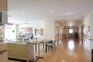 明るい廊下とキッチン