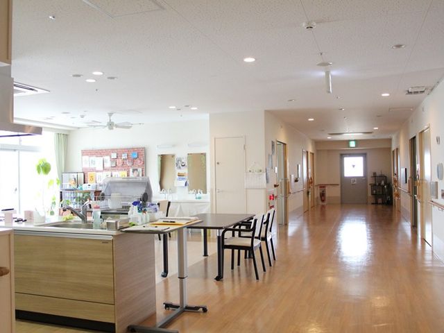 明るい廊下とキッチン 廊下 明るく広々とした共有スペースです。キッチンを備え、家庭的な雰囲気を感じられます。