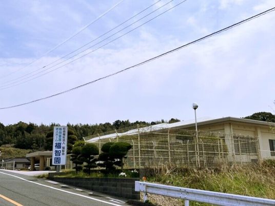 施設外観の正面  