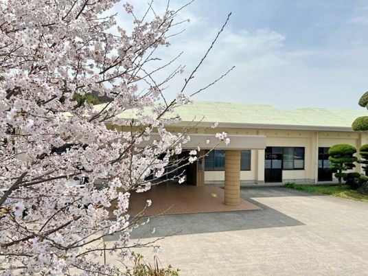 桜のある外観  