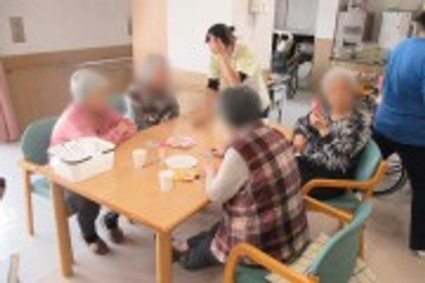 和やかなテーブルの会話