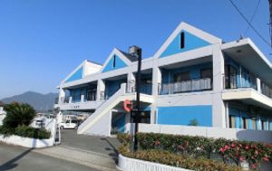 山を背にした建物の外観