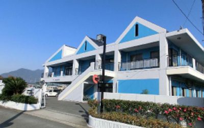 山を背にした建物の外観