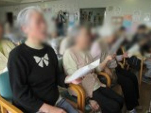 集まりの和やかな風景 多目的室 椅子に座りながら、和やかな雰囲気での集まりの様子が見られます。共に活動を楽しめる空間です。