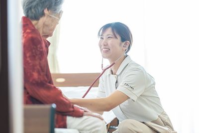 談笑するスタッフと入居者
