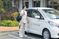 車のそばに立つ女性
