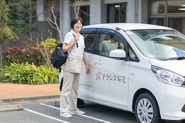 車のそばに立つ女性