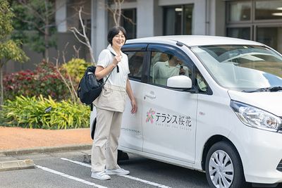 車のそばに立つ女性