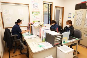 スタッフが作業する事務室