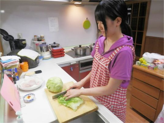 女性が調理するキッチン