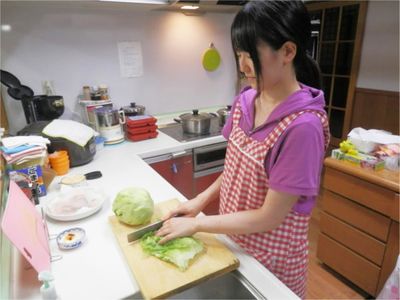 女性が調理するキッチン