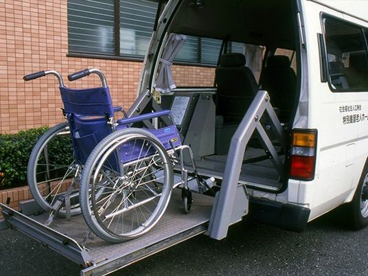 車椅子の乗降スペースを備えた送迎車の外観  