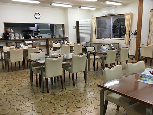 落ち着いた雰囲気の食堂 食堂 広々とした食堂です。テーブルとイスが整然と配置され、明るく清潔な雰囲気が伝わってきます。
