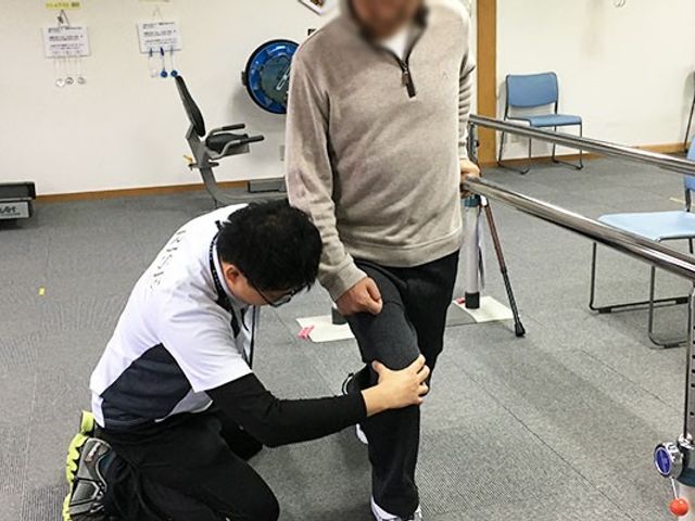 リハビリ中の様子 機能訓練室 安心してリハビリに取り組める環境です。専門スタッフが丁寧にサポートしています。