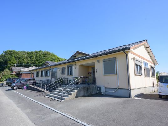 施設の明るい外観