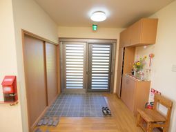 明るいエントランスの様子