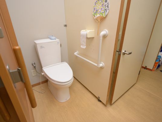 バリアフリー設計のトイレ