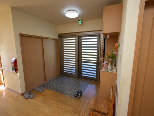 明るいエントランスの風景