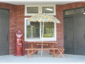 赤いポストのある玄関  