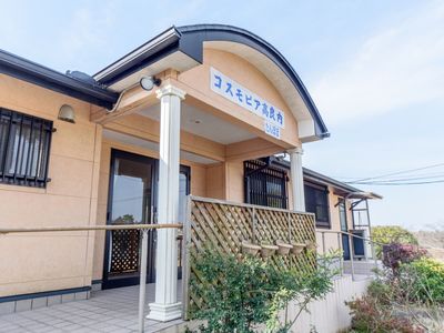 施設のエントランス外観