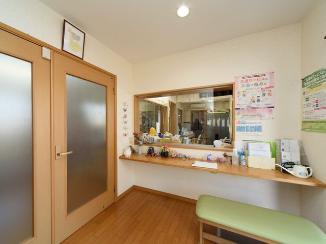 快適なフロントエリア 受付 明るく開放的なフロントエリアは、ご来訪された方が気軽に情報を得られるよう工夫されています。スタッフの笑顔で皆様をお迎えします。