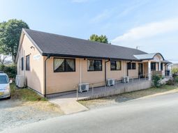 温かみのある外観の建物