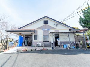外の空気を感じる施設外観