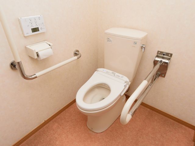 バリアフリートイレ設備 トイレ 手すりが備え付けられた清潔なトイレ空間です。どなたも安心してご利用いただける設計となっております。