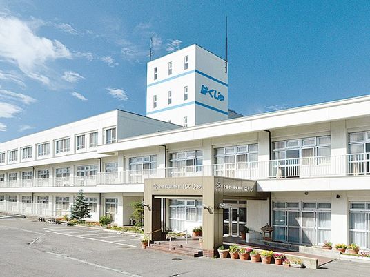 施設外観の正面入口  