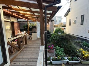 中庭の木製デッキ  