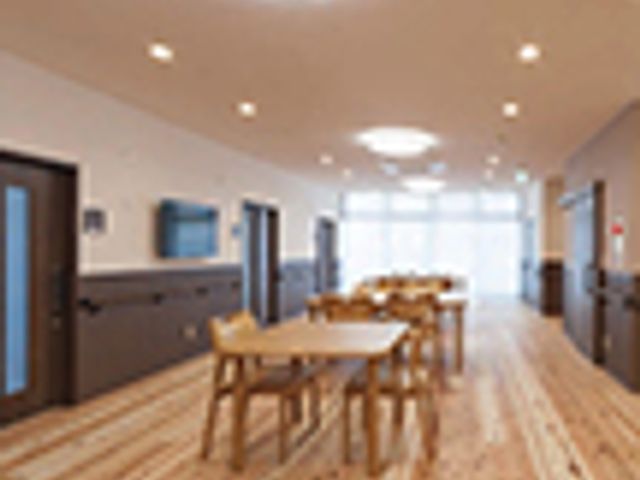 木製家具の廊下 廊下 広々とした廊下には、明るい自然光が差し込み、木製の家具が配置されています。リラックスした雰囲気で快適に過ごせます。