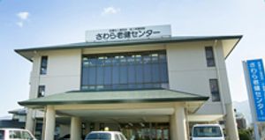 施設の正面玄関