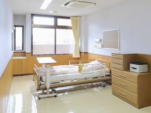 明るい居室のベッド配置  